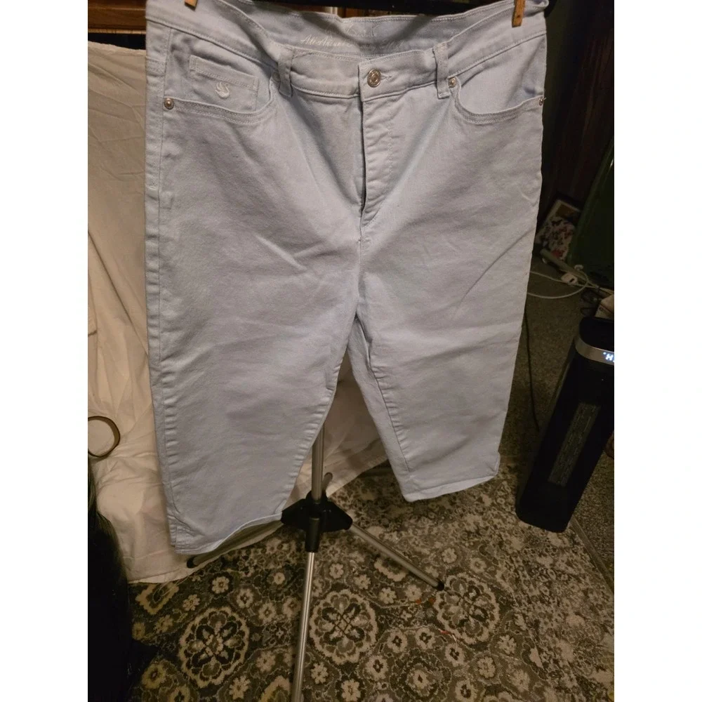 Gloria Vanderbilt Crop Jeans Size 12. Waist 34